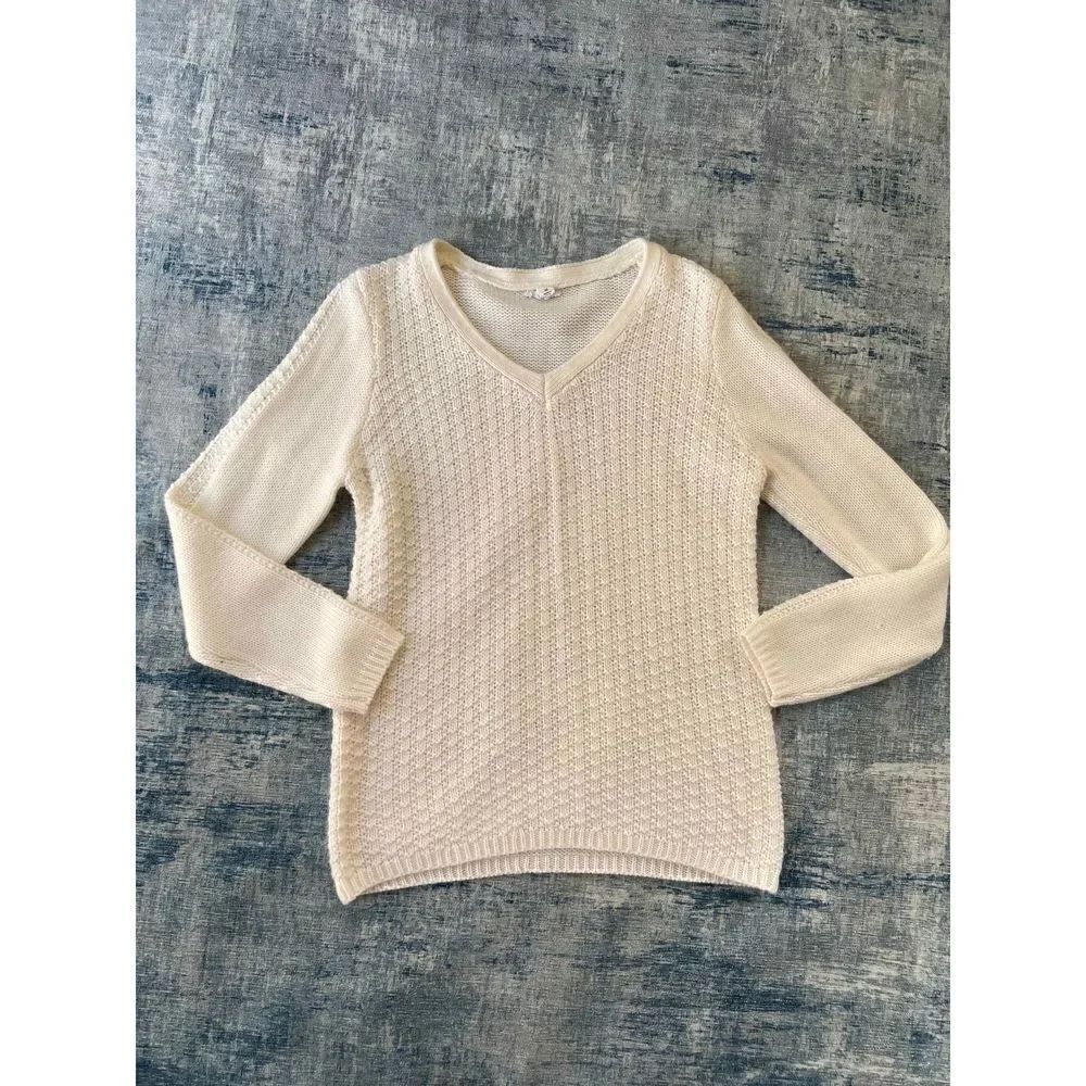 Westport White V Neck Knit Sweater Medium